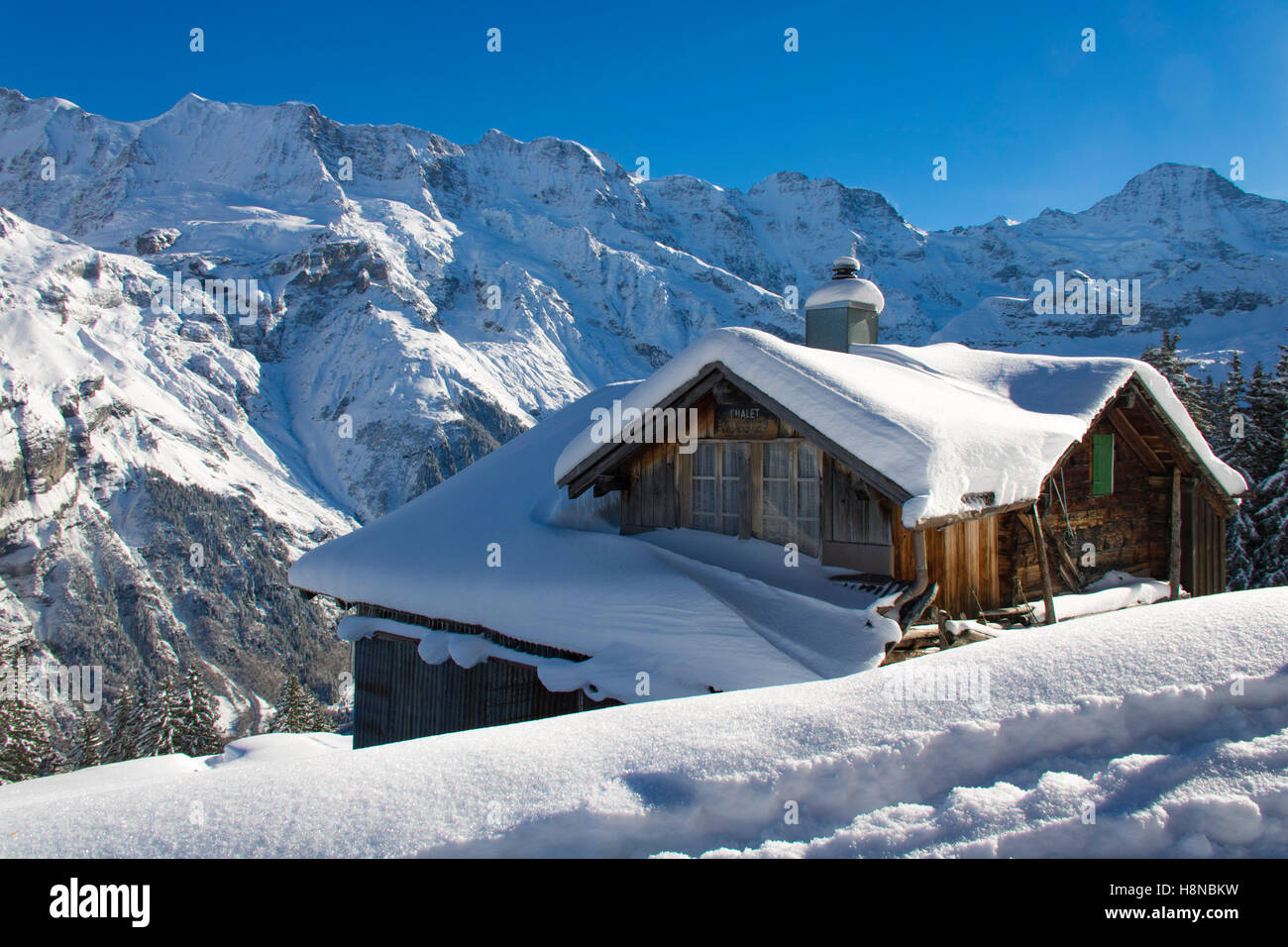 Hütte In Den Bergen Weihnachten 2022 Kleine schneebedeckte Hütte in den Bergen der Schweiz Alpen mit einer