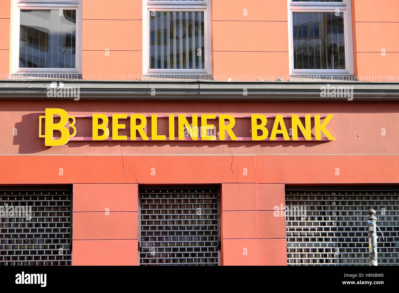 Berliner Bank unterzeichnen auf den äußeren Aufbau in EU KATHY DEWITT Adalbertstraße Adalbertstraße Kreuzberg Berlin, Deutschland Stockfoto