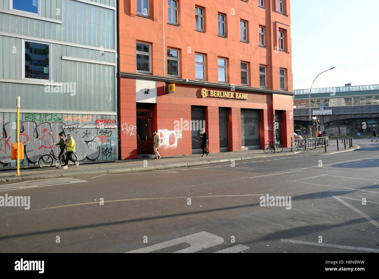 Berliner Bank unterzeichnen auf den äußeren Aufbau in der Adalbertstraße Adalbertstraße Kreuzberg Straße in Berlin, Deutschland EU KATHY DEWITT Stockfoto