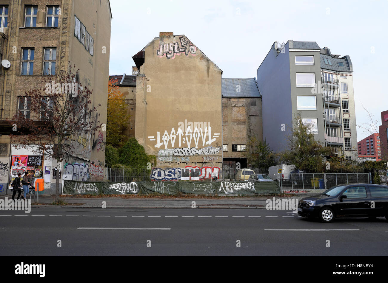 Verfallenen Gebäuden mit Graffiti neben neuen Gebäude-Eigenschaft auf Kopenicker Straße Straße in Kreuzberg, Berlin KATHY DEWITT Stockfoto