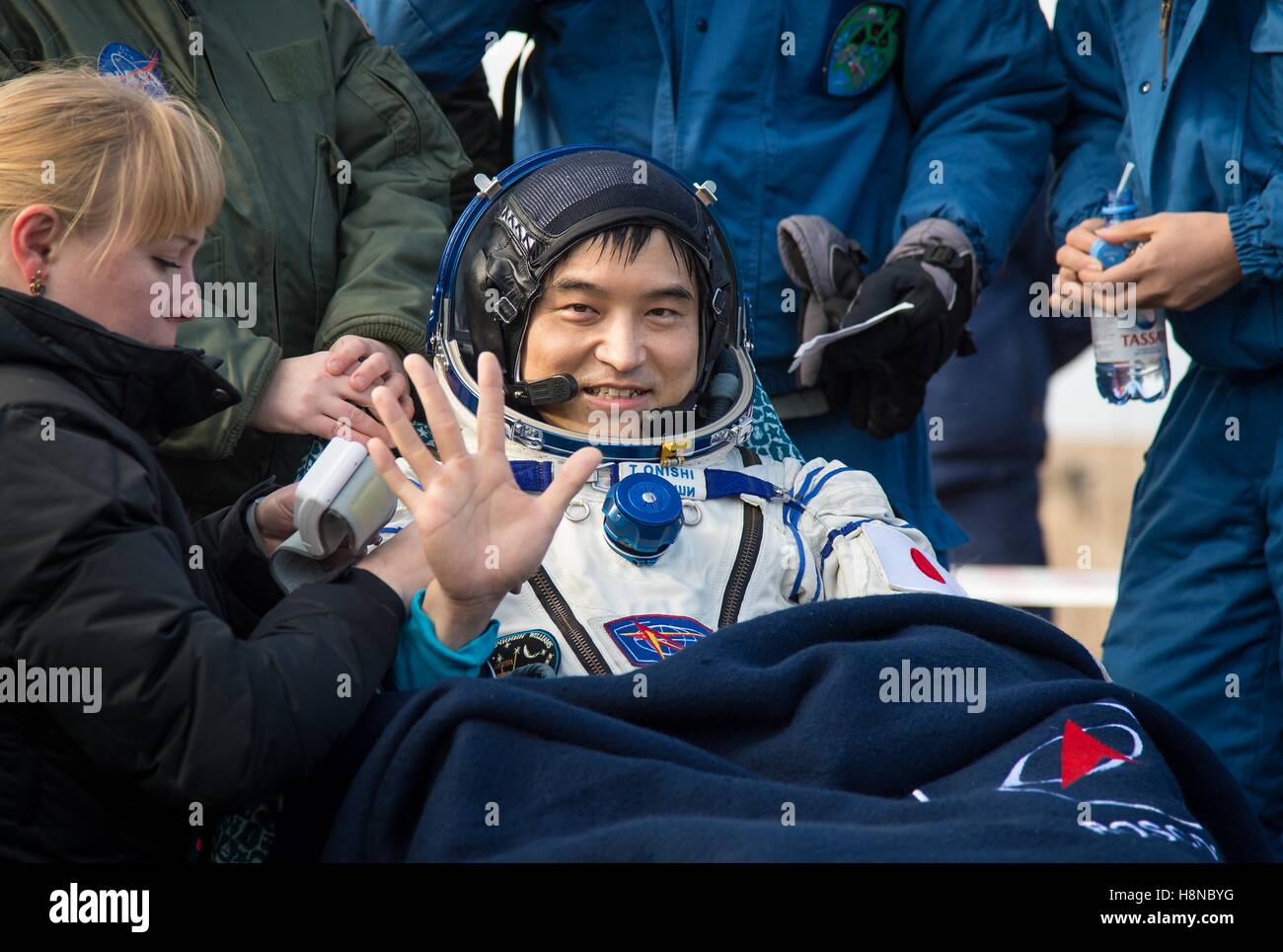 NASA internationale Raumstation ISS-Expedition 49 Crew Mitglied japanischer Astronaut Takuya Onishi der Japan Aerospace Exploration Agency wird durch eine russische Krankenschwester behandelt, nach der Landung der Sojus MS-01-Spacraft an einem Remotestandort mit russischen Kosmonauten Anatoly Ivanishin von Roskosmos und Astronaut Kate Rubins 30. Oktober 2016 in Zhezkazgan, Kasachstan. Stockfoto