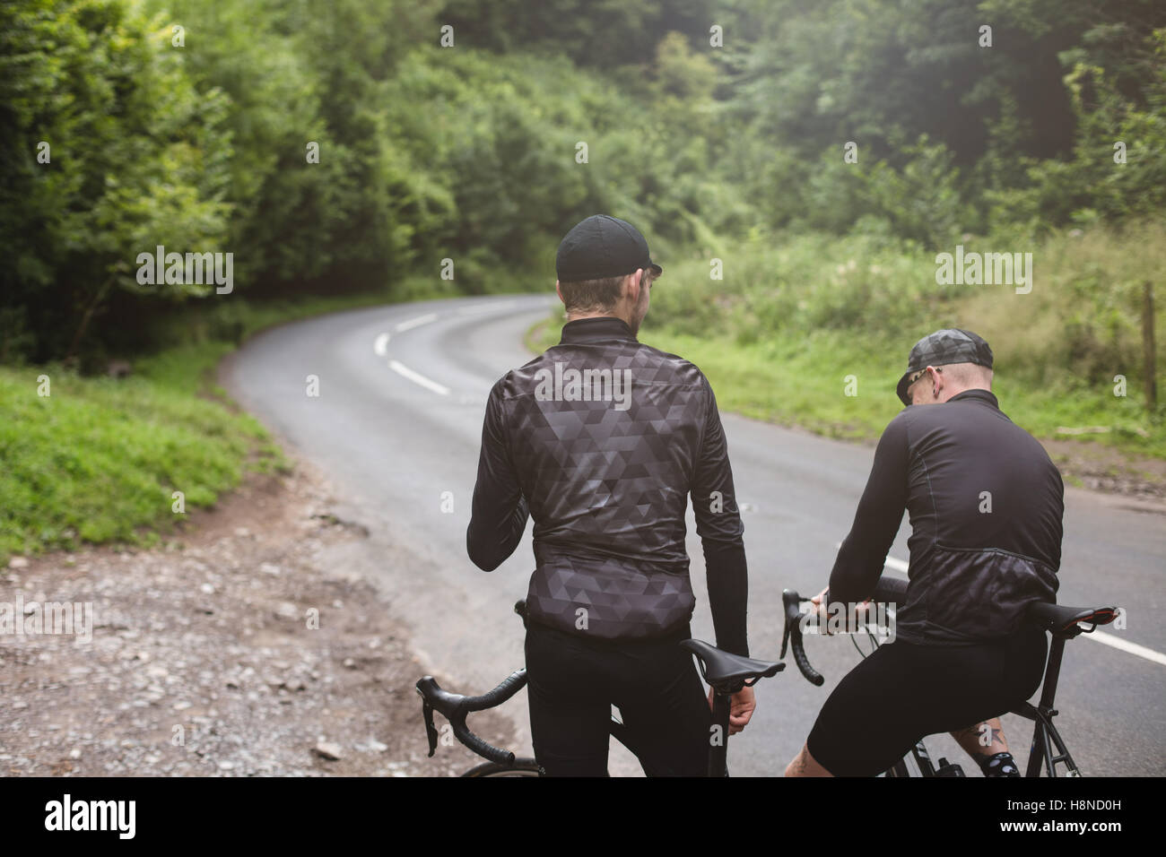 Zwei Rennradfahrer mit einer Pause in Cheddar George Stockfoto