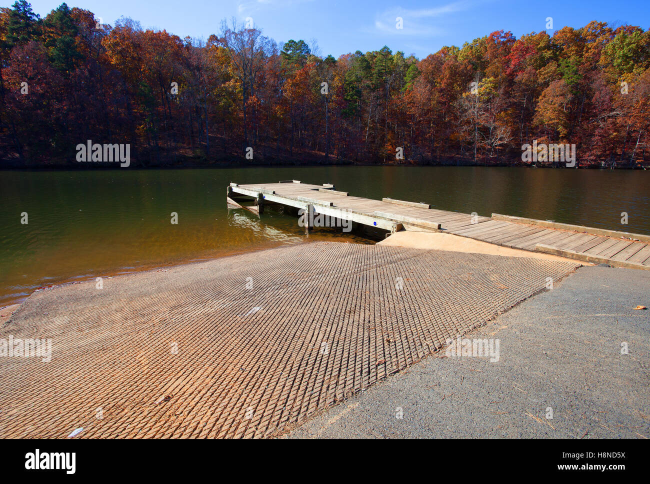 Konkrete Bootsrampe und kleine Dock auf Badin Lake North Carolina Stockfoto