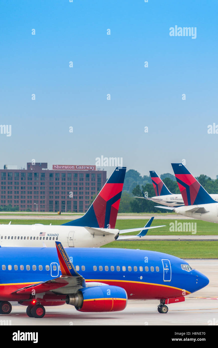 Southwest Airlines und Delta Air Lines Düsen im dichten Verkehr in Atlanta International Airport in Atlanta, Georgia, USA. Stockfoto