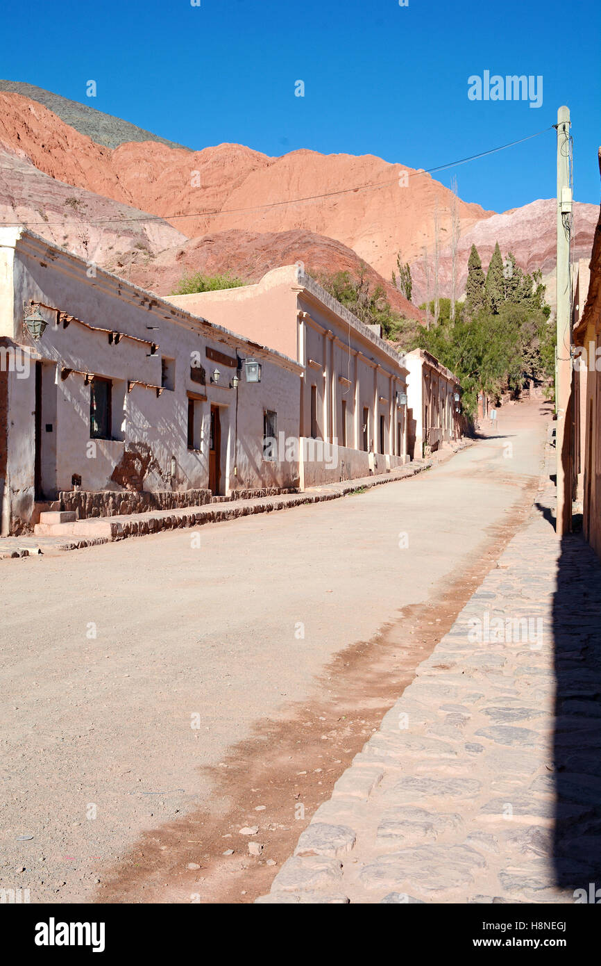 Auf der Straße von Purmamarca in der Provinz Jujuy, Argentinien. Stockfoto