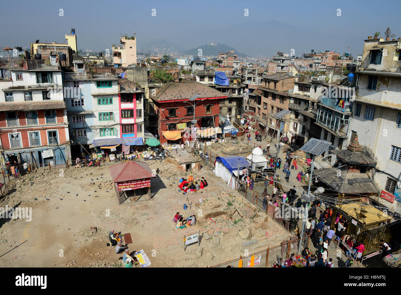 NEPAL-Kathmandu, Durbar Square, zerstörten Kastha Mandap Tempel während Erdbeben 2015, Blick auf Berg mit buddhistischen Swayambhu Stupa Stockfoto