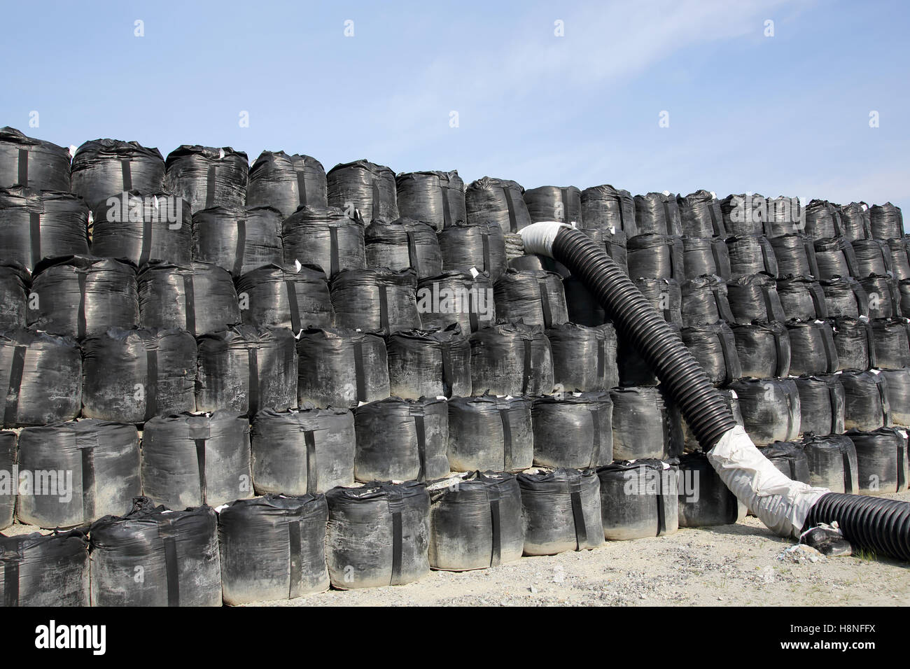 Stapeln von Sandsäcken big-Bag, Baustelle vor blauem Himmel Stockfoto