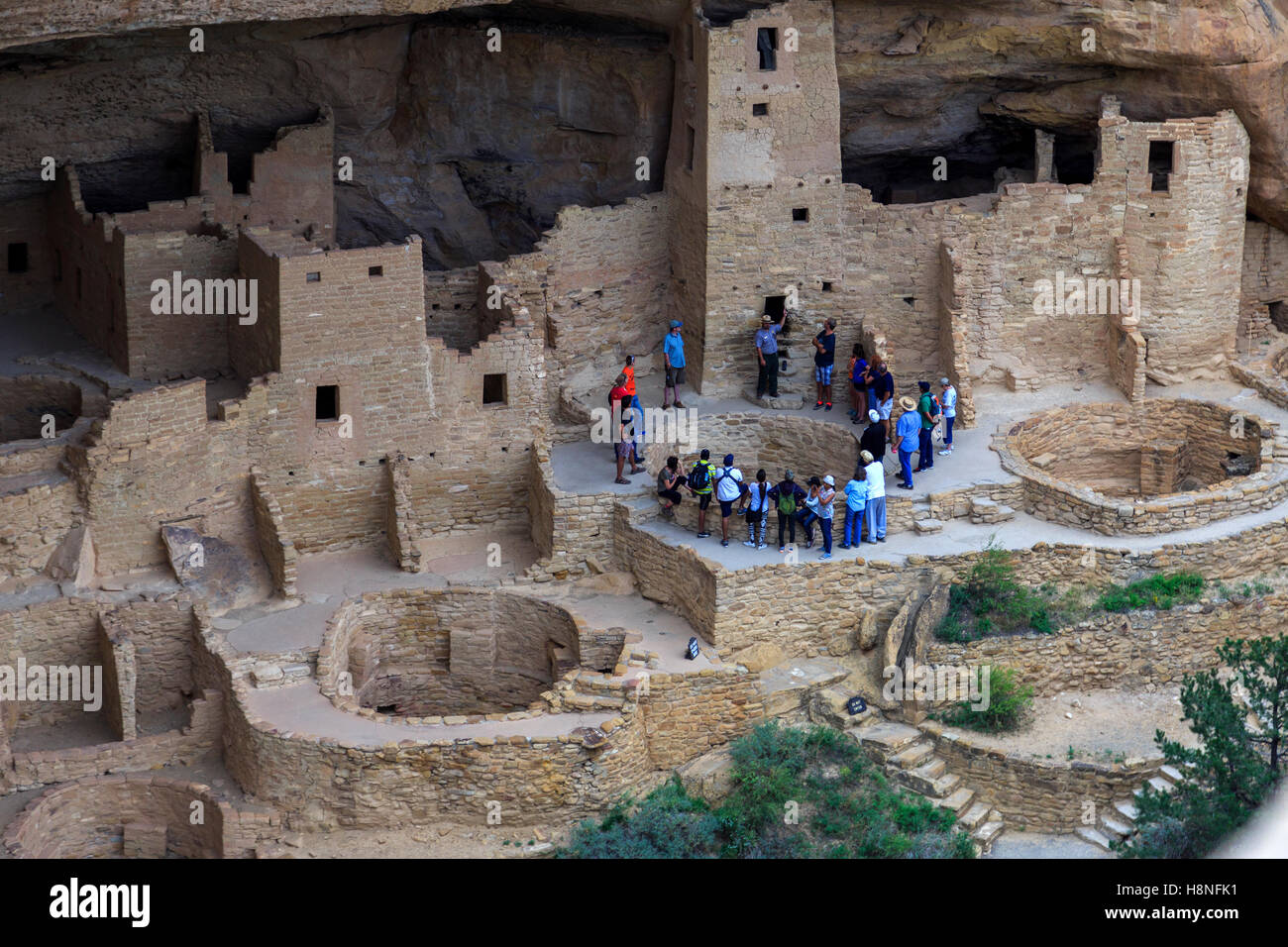 Ein Park Ranger spricht mit einer Reisegruppe im Cliff Palace im Mesa ...