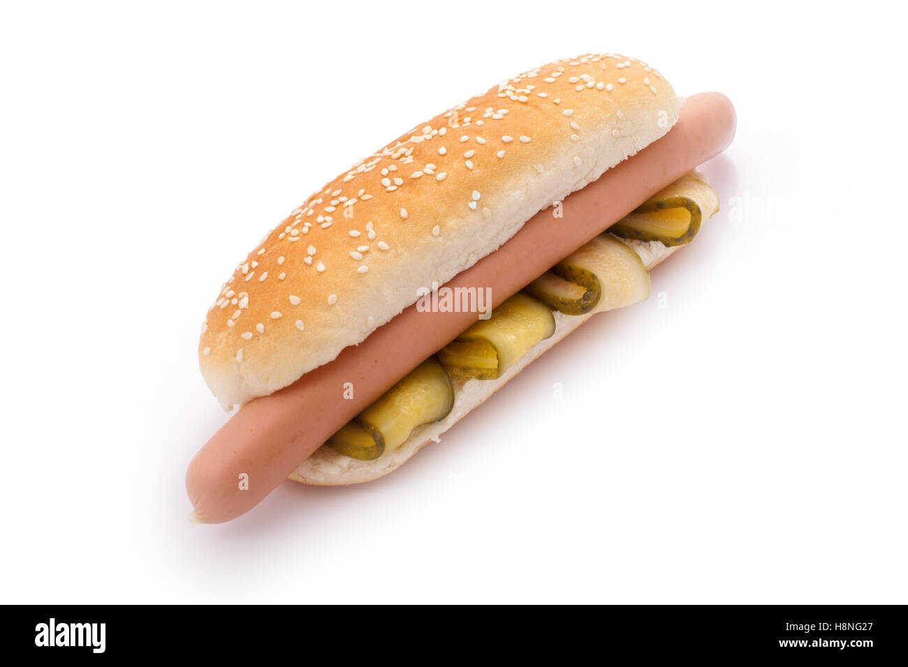 Hot Dog mit eingelegte Gurkenscheiben Stockfoto