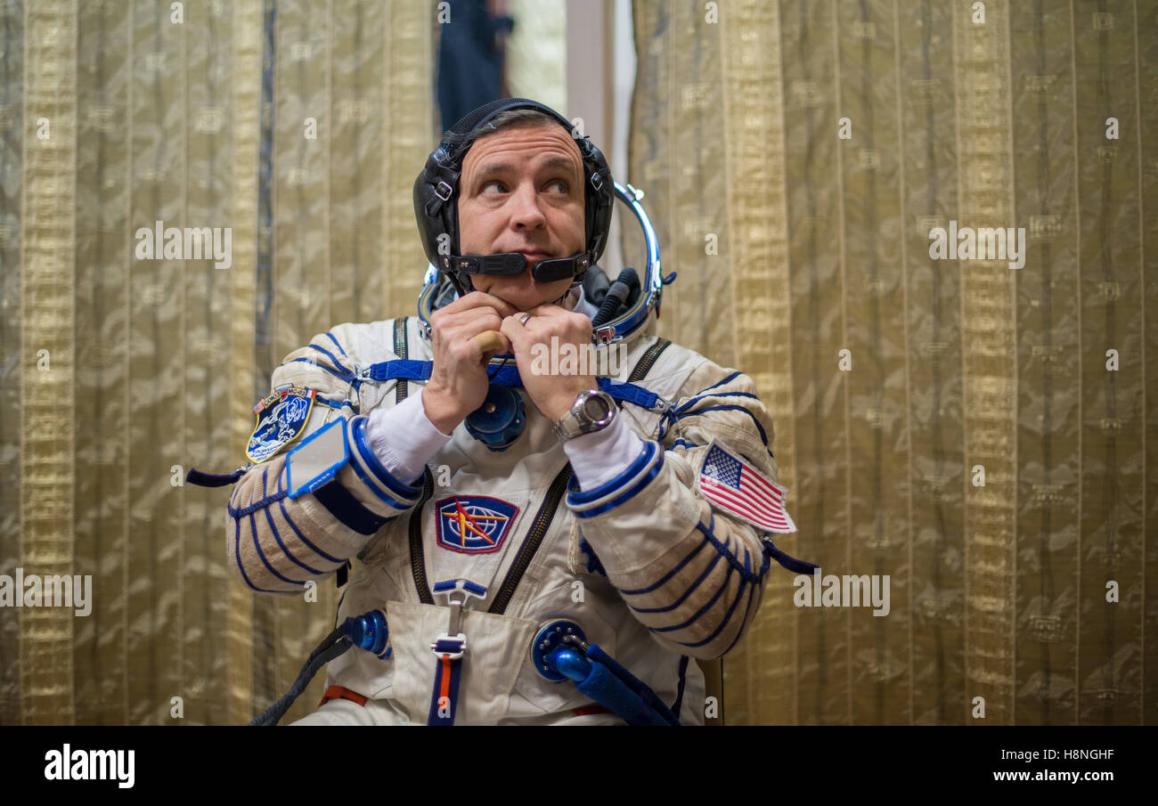 NASA International Space Station Expedition 50 backup Crew Mitglied US-amerikanischer Astronaut Jack Fischer setzt auf seine Sokol Start und Eintrag Raumanzug vor den Sojus-Qualifikation-Prüfungen auf der Gagarin-Kosmonautentrainingszentrum 24. Oktober 2016 in Star City, Russland. Stockfoto