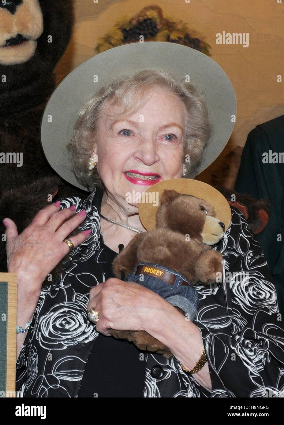 Honorary Förster und Schauspielerin Betty White hält eine gefüllte Smokey der Bär Spielzeug nach einer Zeremonie im Kennedy Center 9. November 2010 in Washington, DC. Stockfoto