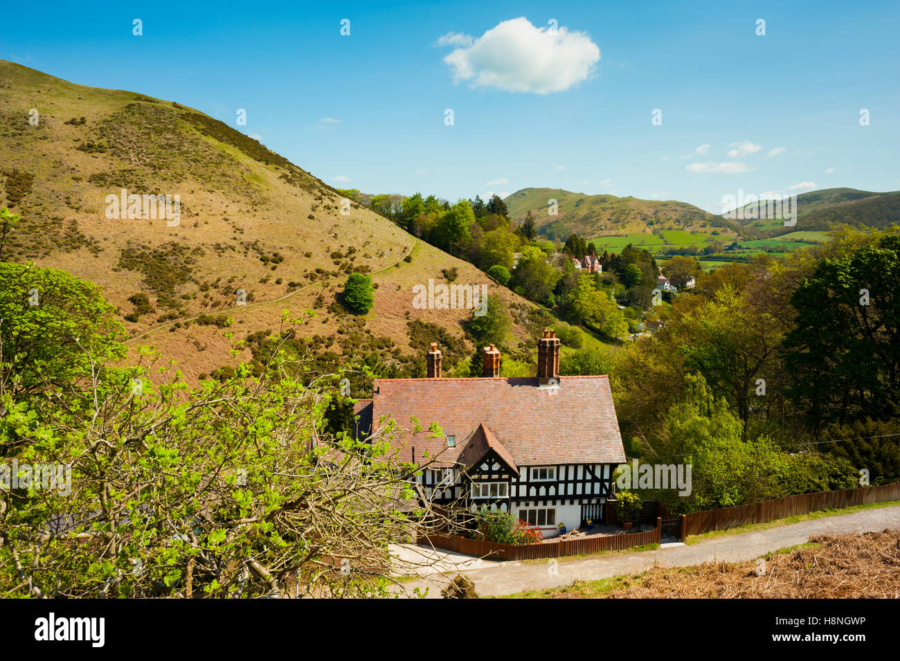 Einen schwarzen und weißen Haus mit Blick auf Carding Mill Valley und Cardingmill an der Kirche Stretton, Shropshire, England, UK Stockfoto