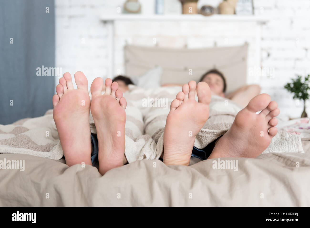 Nahaufnahme von homosexuellen Paaren Füße im Bett liegend Stockfotografie Alamy