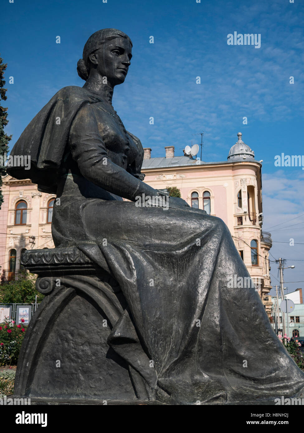 Statue von Olha Kobylianska ukrainischen Schriftsteller in Theaterplatz, Czernowitz Ukraine Stockfoto