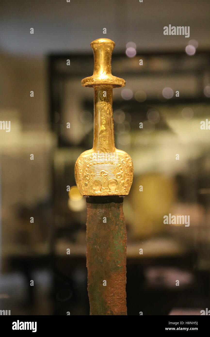 Schwert mit gold Hilt. Gold, Kupfer. Mittleren Bronzezeit. Provinz Guadalajara, Spanien. Nationales Archäologisches Museum, Madrid. Stockfoto