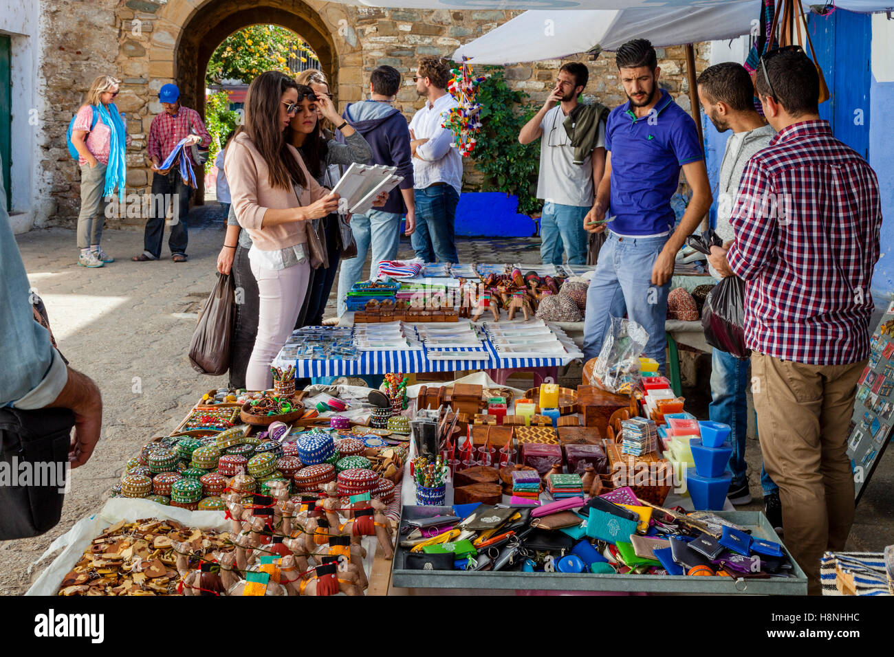 Touristen, die Einkaufsmöglichkeiten für Souvenirs In der Medina, Asilah, Marokko Stockfoto