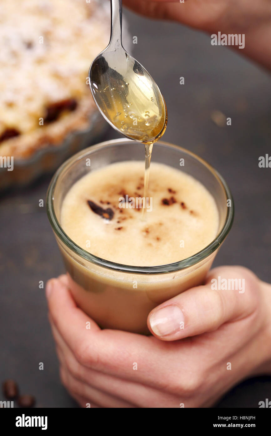 Kaffee mit Ahornsirup gesüßt. Kaffee spät mit Honig gesüßt Stockfoto