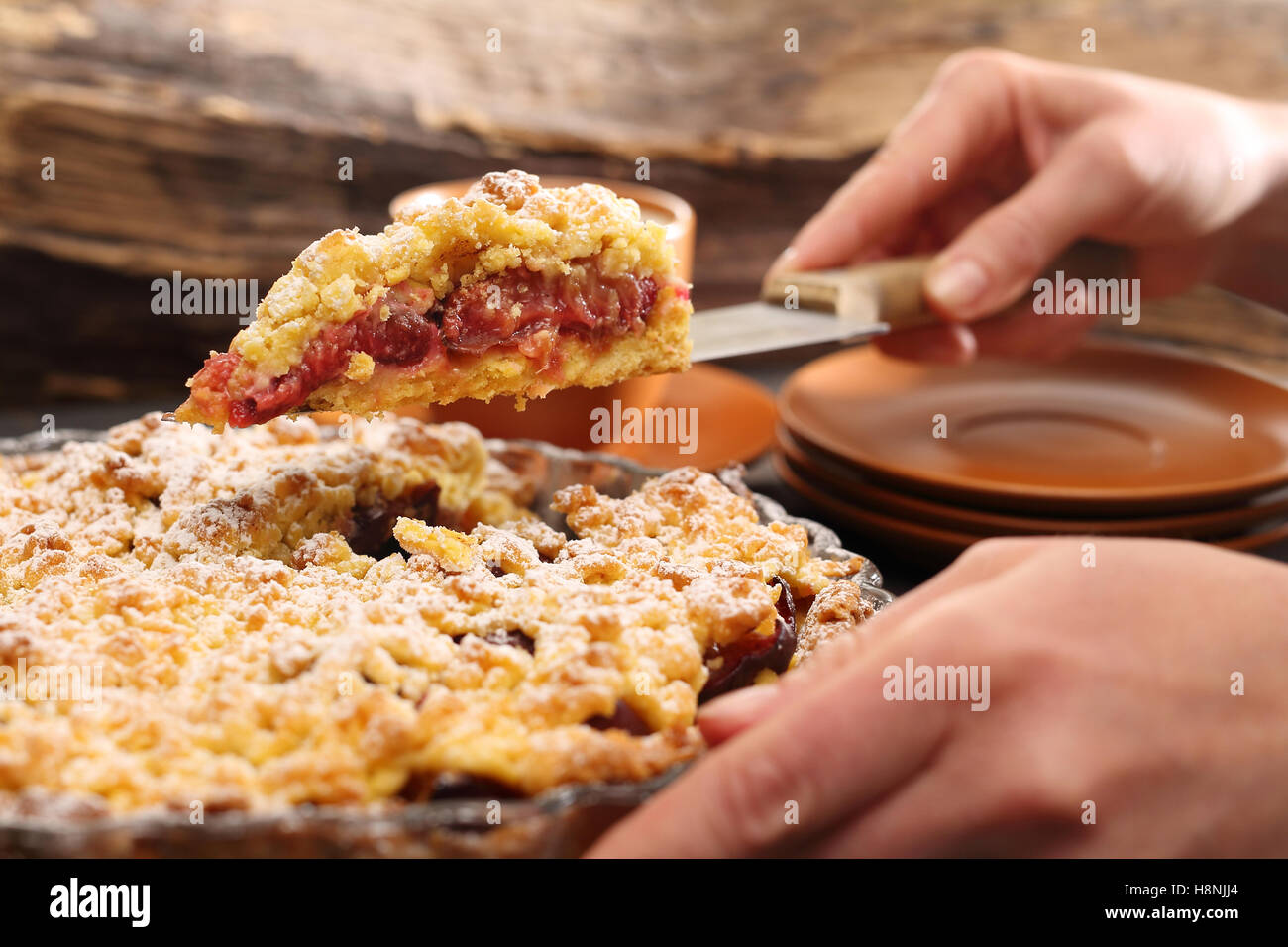 Hausgemachte Kuchen. Torte auf Blätterteig mit Pflaumen und Puderzucker Stockfoto