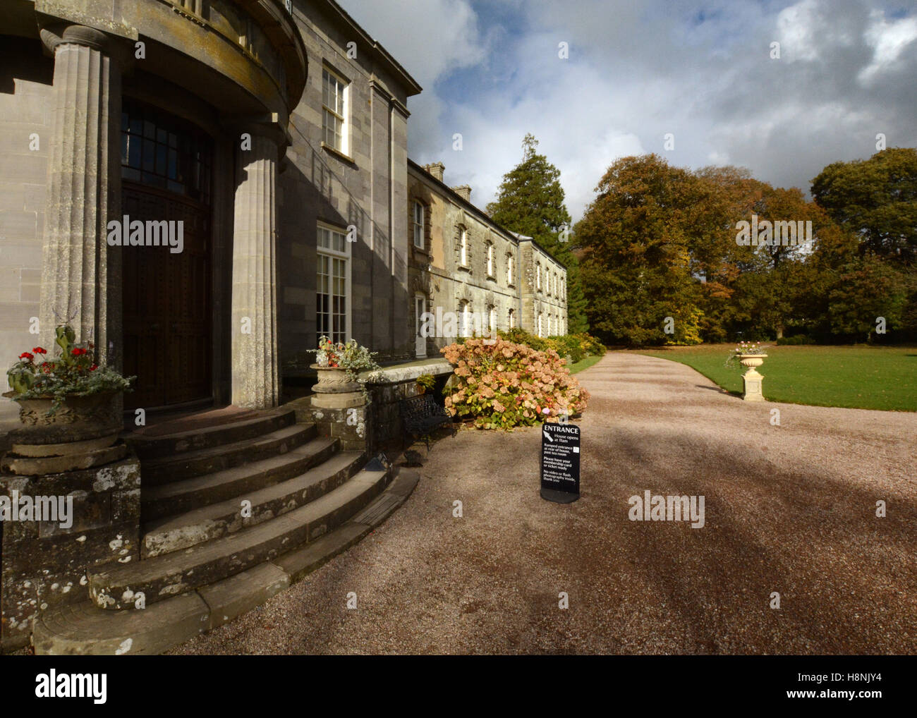 Arlington Court, porticoed Eingang National Trust. Arlington Court ein
