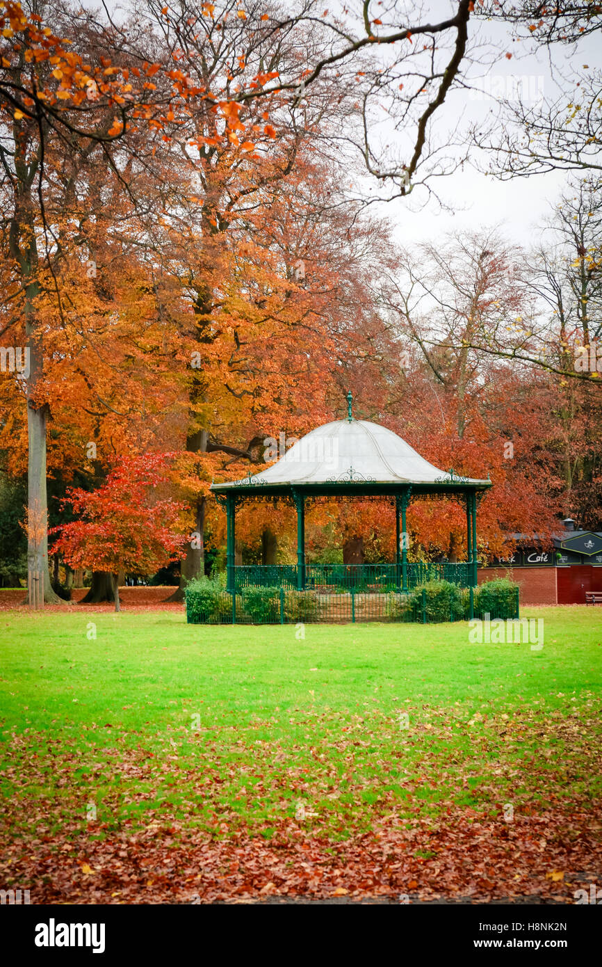 Eine viktorianische Musikpavillon in Abington Park an einem herbstlichen Morgen Stockfoto