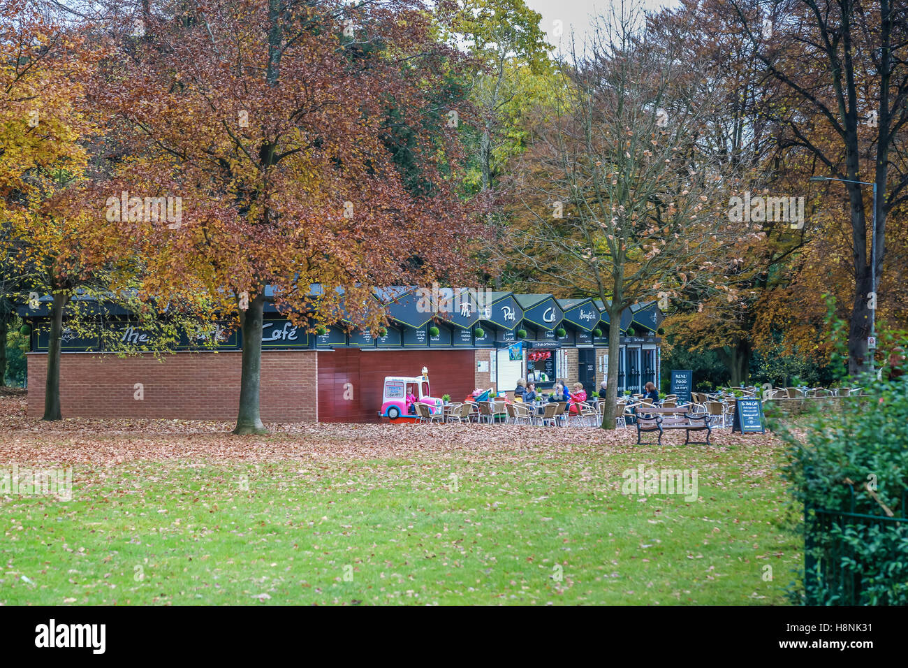 Das Park Café in Abington Park an einem feuchten Herbstmorgen Stockfoto