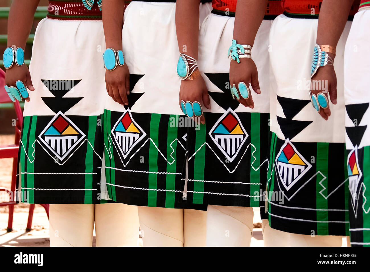 Fünf Zuni-Frauen in Santa Fe, New Mexico, stehen Seite an Seite in traditionellen Insignien, mit türkisfarbenen Armbändern und Ringen und geometrischem Muster Stockfoto