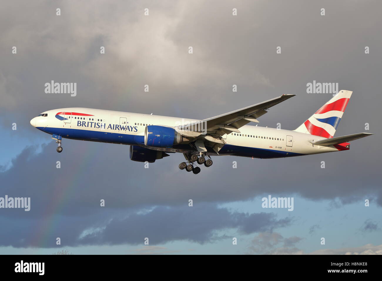British Airways Boeing 777-200ER G-VIIB landet auf dem Flughafen London Heathrow, Vereinigtes Königreich Stockfoto