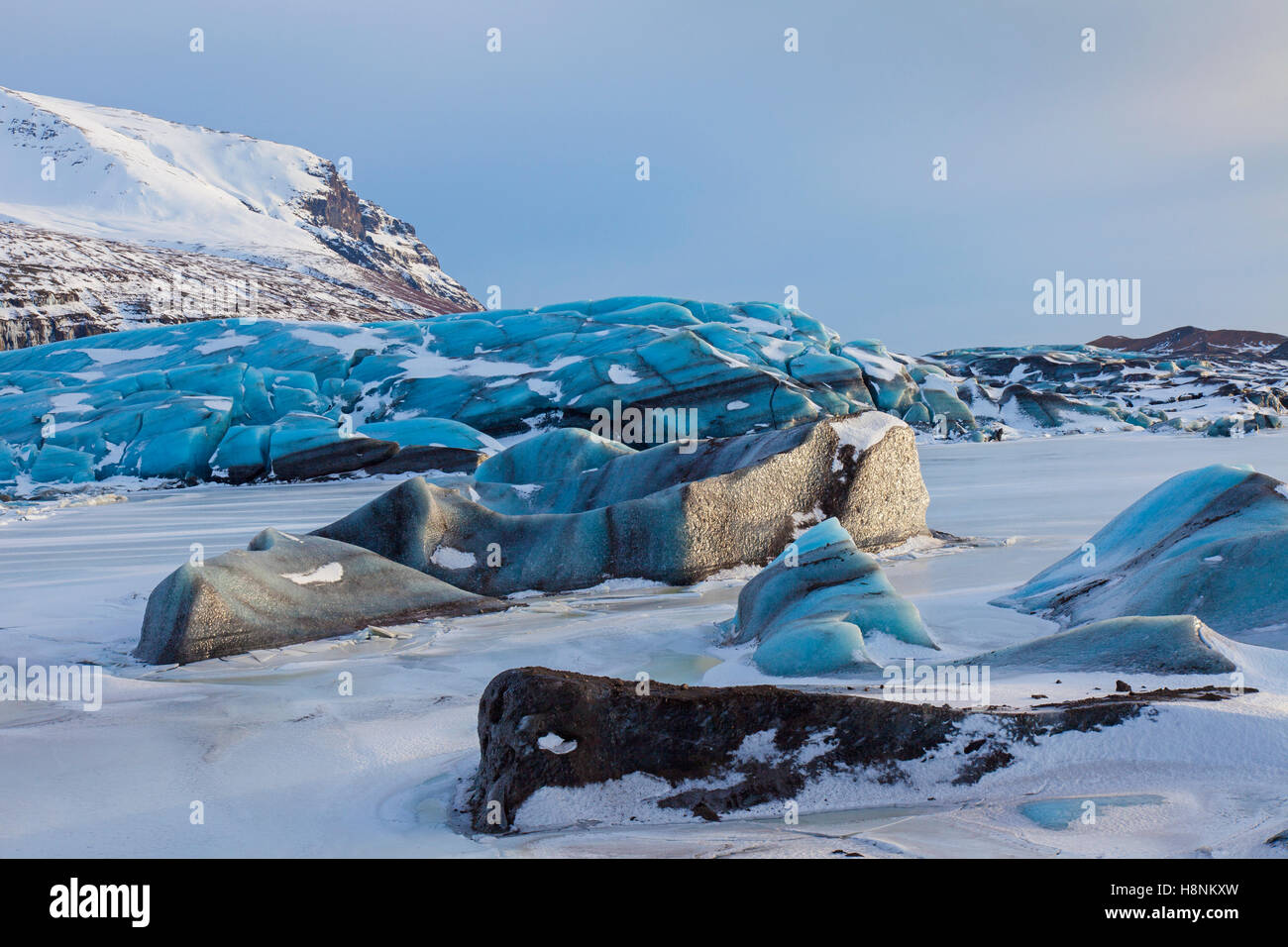Blaue Eisformationen auf Svinafellsjökull, Arm des Vatnajökull, Islands größte Gletscher im winter Stockfoto