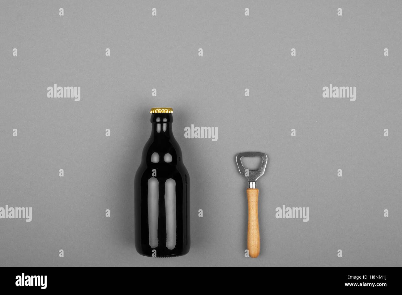 Volle Flaschenbier und ein Flaschenöffner Stockfoto