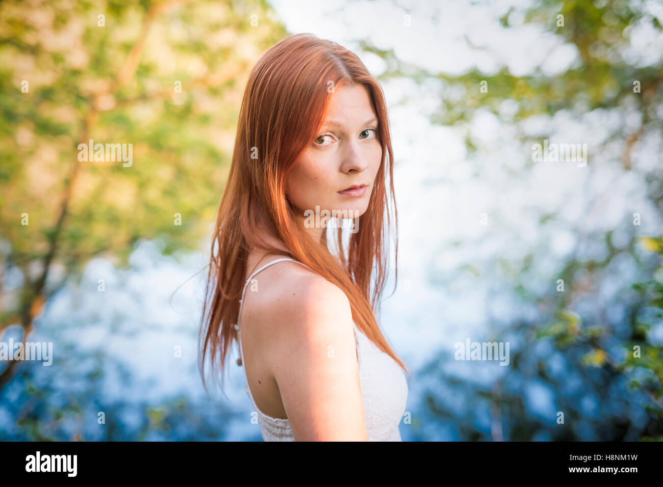 Porträt der jungen Frau im Wald Stockfoto