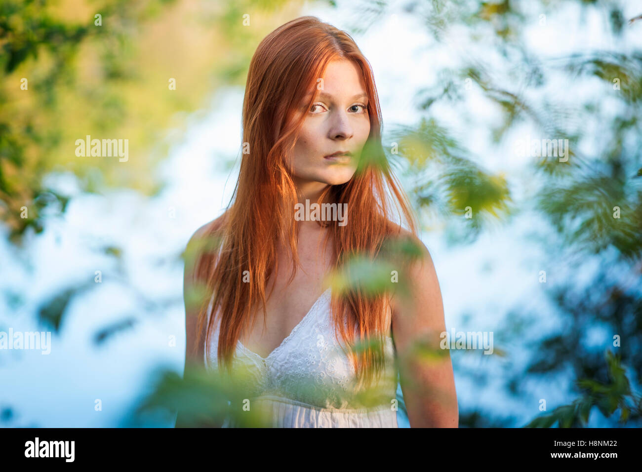 Porträt der jungen Frau im Wald Stockfoto