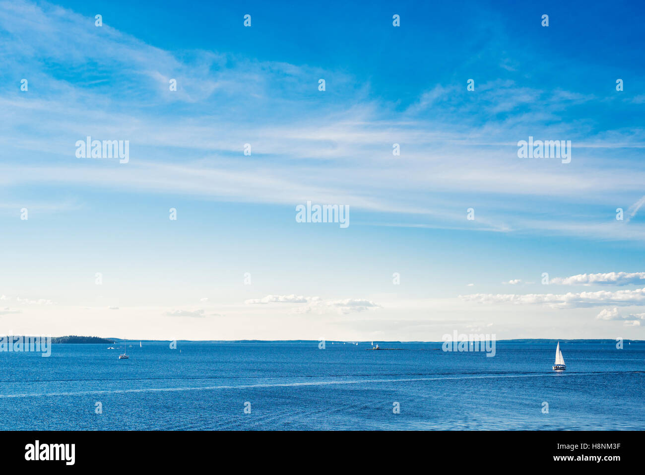 Blauer Himmel über wellige See Stockfoto