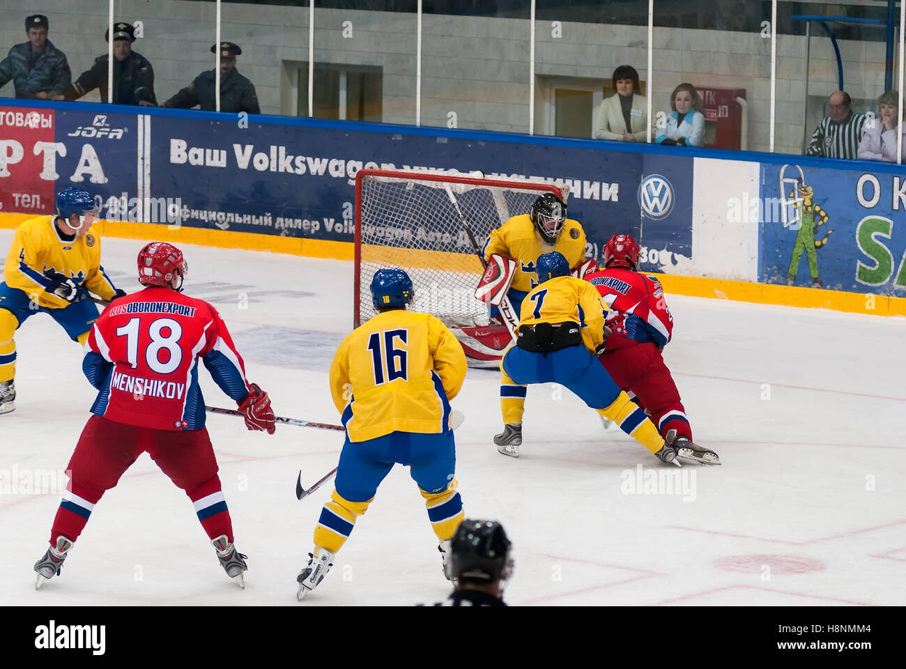 Teams aus Russland und Schweden in Hockey spielen Stockfoto