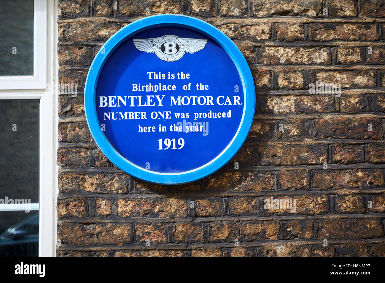 Inoffizielle blaue Plakette in London Chagford Straße zum Gedenken an das Bentley Auto zuerst produziert hier 1919 Stockfoto