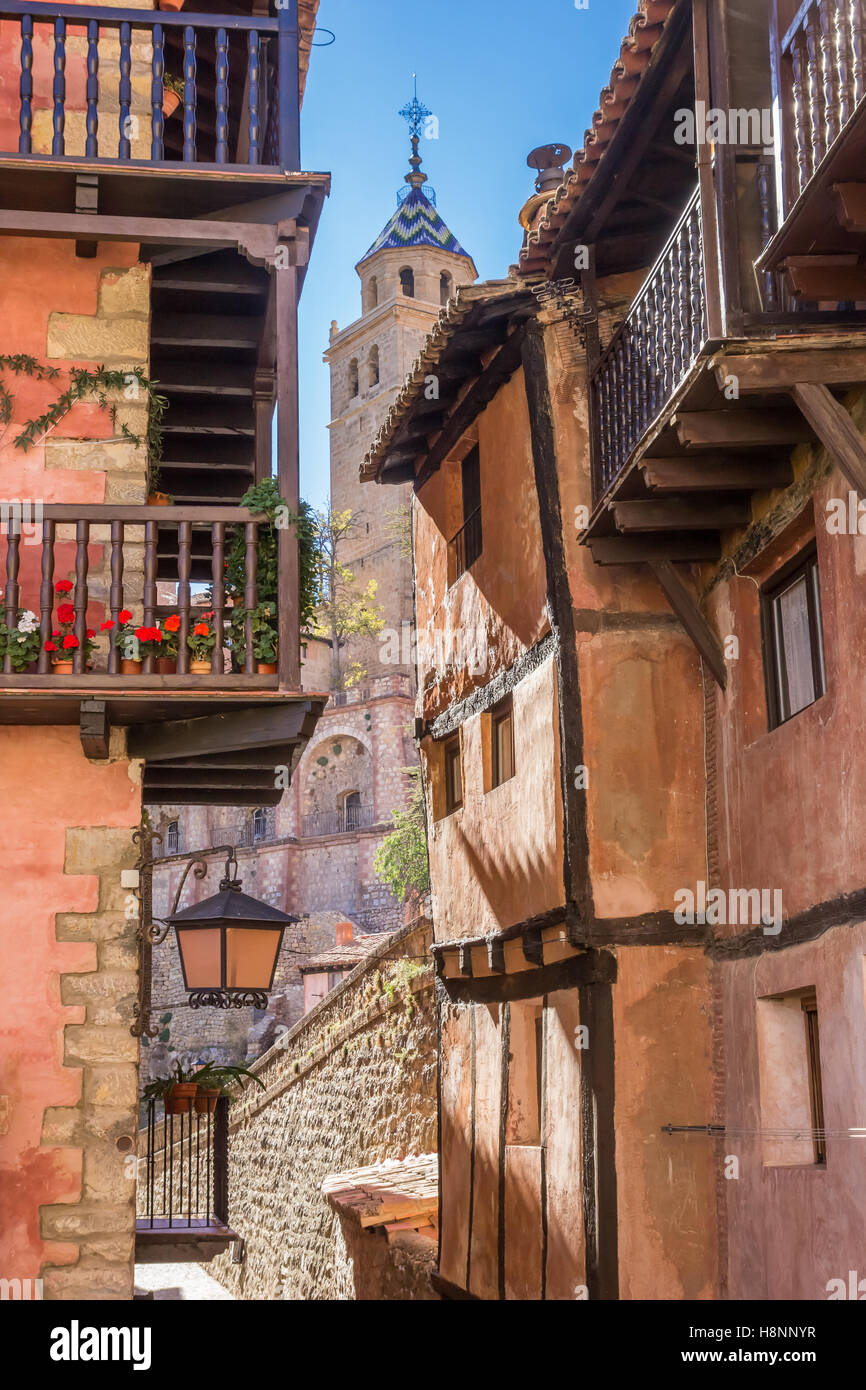 Bunte Häuser und die Kathedrale in Albarracin, Spanien Stockfoto