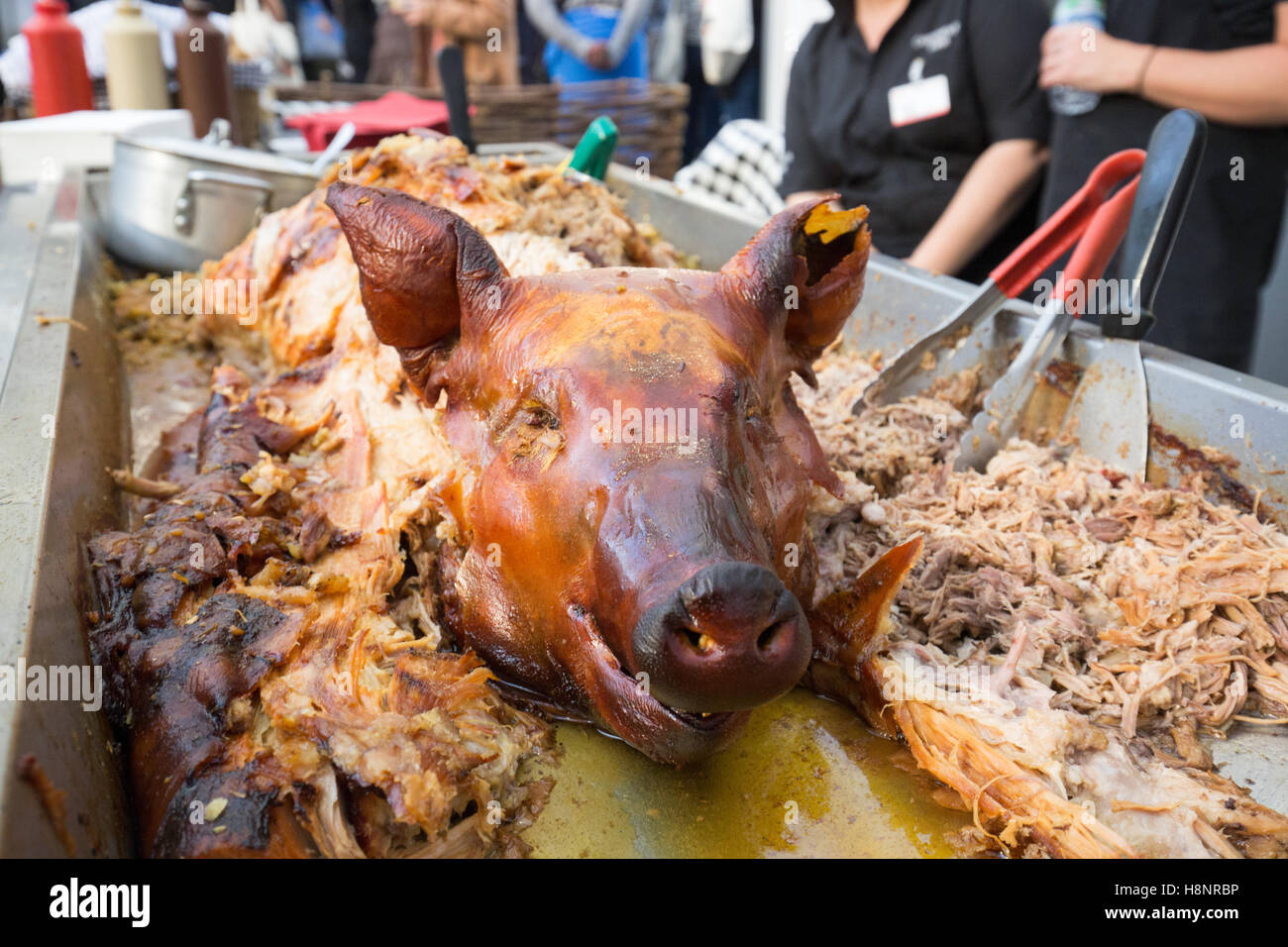 Gebratenes Schweinefleisch auf einem Stall während der BBC Food Show an der Olympia-London. Stockfoto