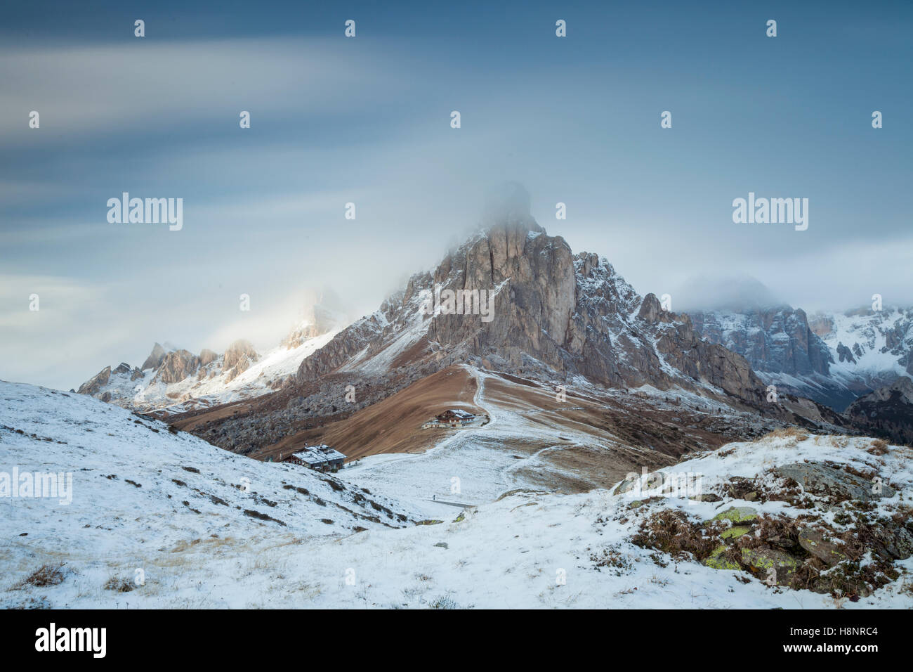 Blizzard am Giau Pass, Dolomiten, Italien. Stockfoto