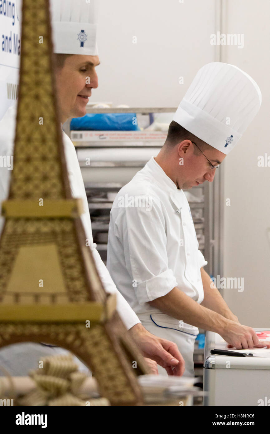 Le Cordon Bleu Chef geben Demo auf der BBC gute Nahrung Show am Olympia in London statt. Stockfoto