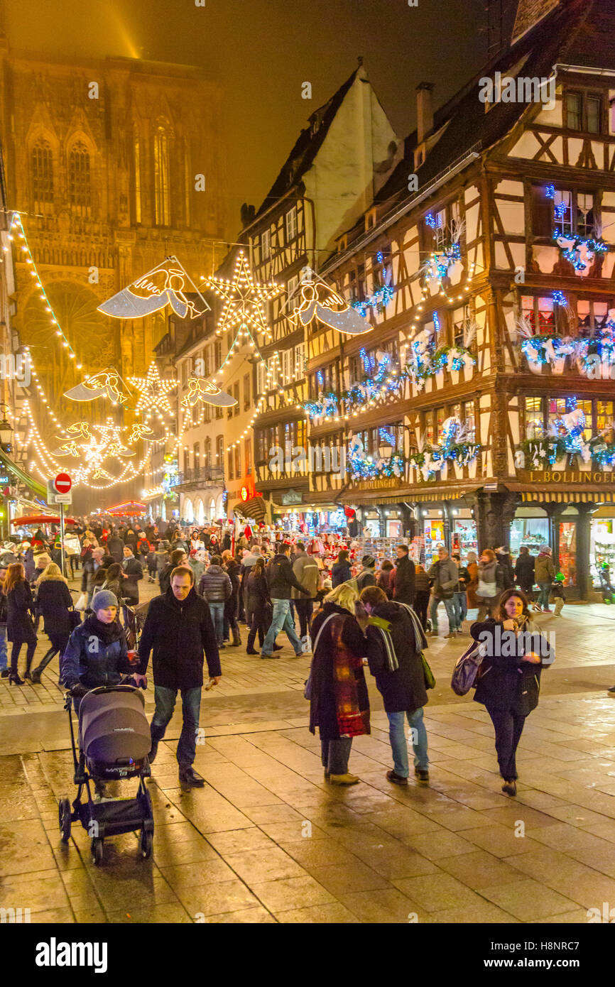 Touristen durch die Straßen von Straßburg in der Weihnachtszeit, Weinstraße, Elsass, Bas-Rhin, Frankreich. Stockfoto