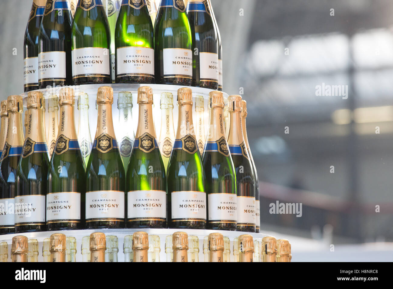 Flaschen Champagner auf dem Display an der BBC Good Food Show in Olympia. London Stockfoto Flaschen Champagner auf dem Display an der BBC Good Food Show in Olympia. London Stockfoto