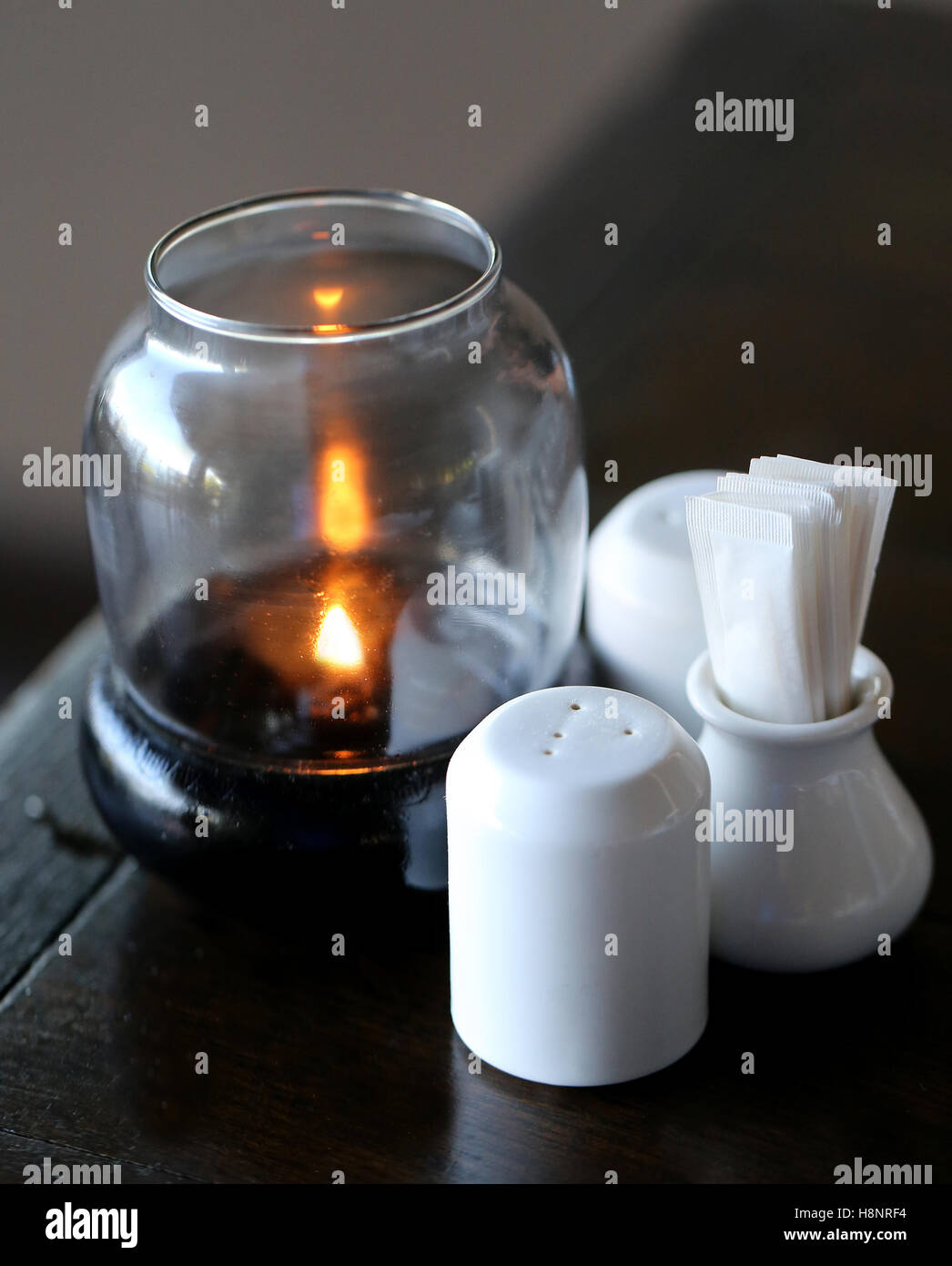 Tisch für das Mittagessen mit einem heißen Kerze und Besteck aus Holz Stockfoto