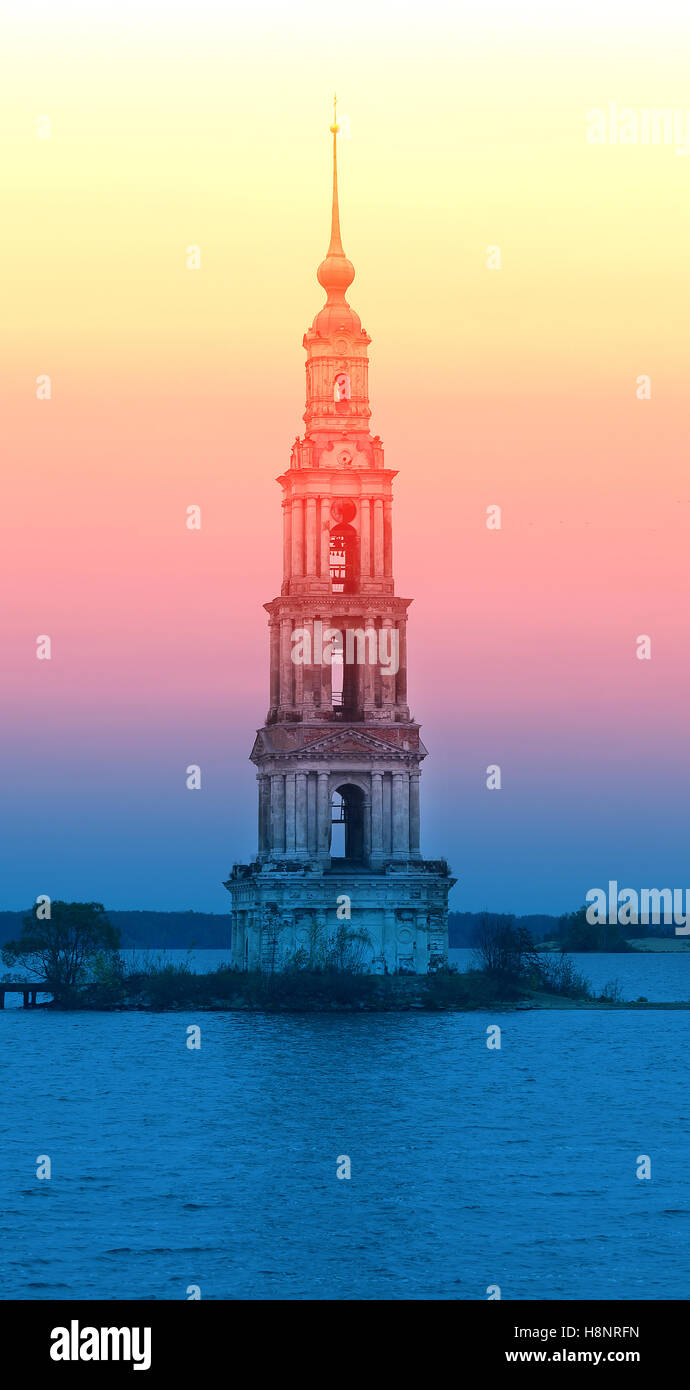 Die schöne Landschaft des Glockenturms auf der Wolga in der Stadt Kaljasiner in Russland Stockfoto