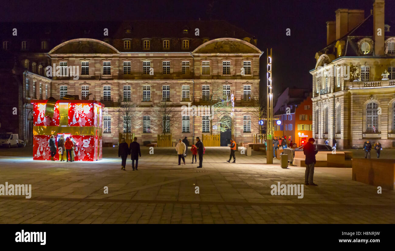 Das große Geschenk-Box am Place du Chateau im Zentrum von Straßburg an Weihnachten Wein Route, Elsass, Bas Rhin, Frankreich. Stockfoto