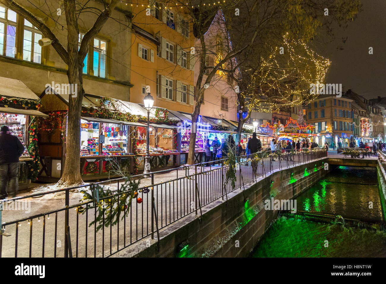 Touristen genießen den Weihnachtsmarkt bei starkem Schneefall in Colmar, Wein-Route, Elsass, Haut Rhin, Frankreich Stockfoto