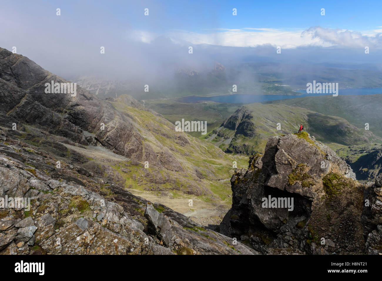 Hillwalker bewundern Sie die Aussicht in Bottighofen uaigneich und in Richtung Loch slapin aus den westlichen Hängen des bla bhein (blaven), die Stockfoto