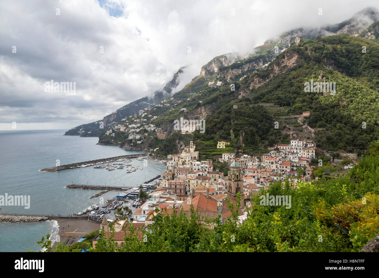 Blick auf Amalfi Stadt vom Wanderweg oben. Stockfoto