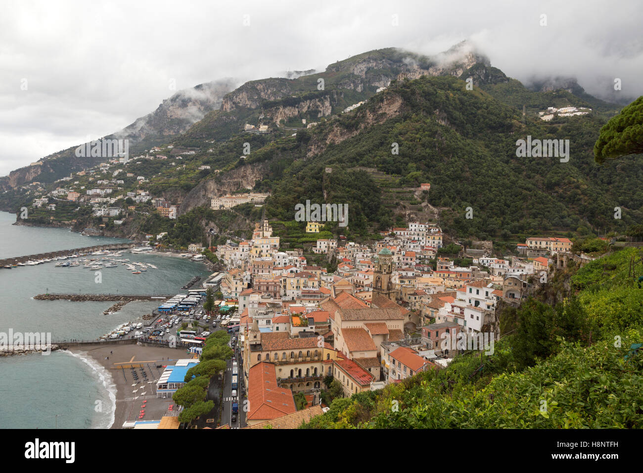 Blick vom Wanderweg oberhalb der Stadt Amalfi. Golf von Salerno, Kampanien Stockfoto