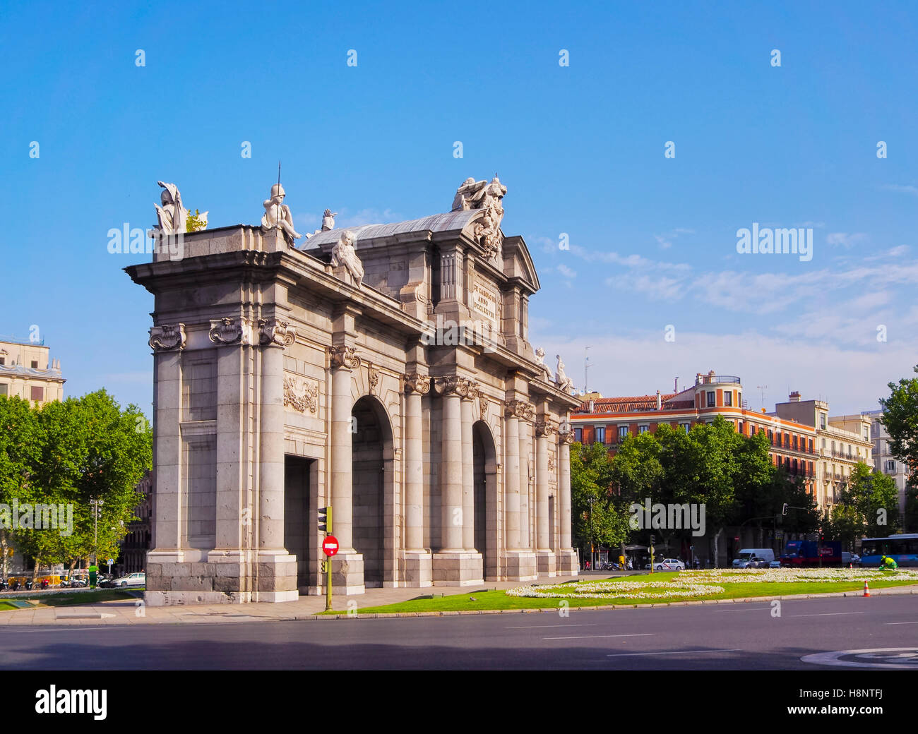 Spanien, Madrid, Plaza De La Independencia, Blick auf die Neo-klassischen triumphalen Torbogen die Puerta de Alcala. Stockfoto