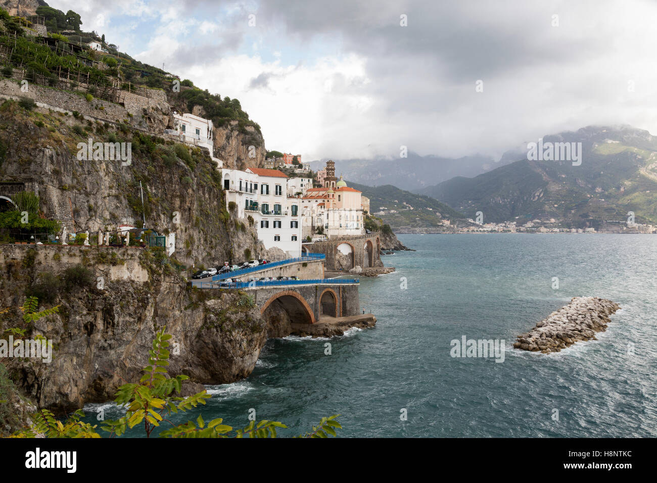 Küsten Blick auf die Stadt Atrani entlang der Amalfi-Küste. Stockfoto