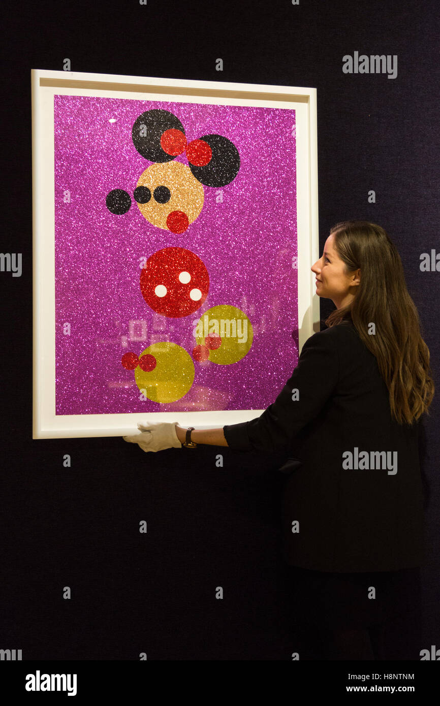 London, UK. 14. November 2016. Ein Mitarbeiter von Bonhams schaut Minnie (Rosa Glitter) von Damien Hirst, ca. 8.000-12.000. GBP-Vorschau für Bonhams anstehenden Drucke & Multiples Verkäufe am 16. November. Das Line-up umfasst Werke von Künstlern wie Lichtenstein, Warhol, Hockney und Hirst. Stockfoto